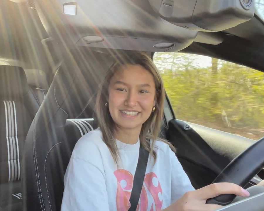 Enthousiaste leerling achter het stuur tijdens een rijles bij Only You